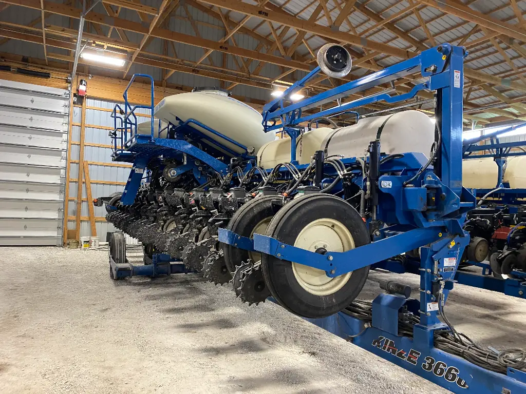 2013 Kinze 3660 16 Row Lift and Twist CCS with vDrive and DeltaForce