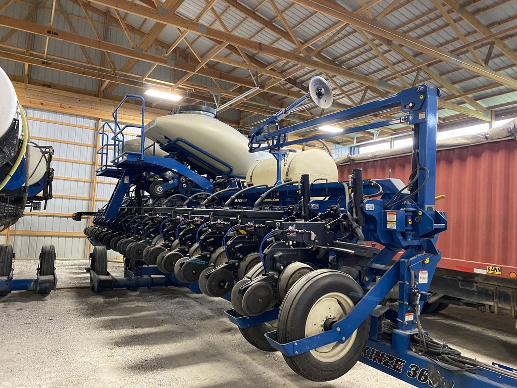 2010 Kinze 3660AS 16 Row Lift and Twist CCS